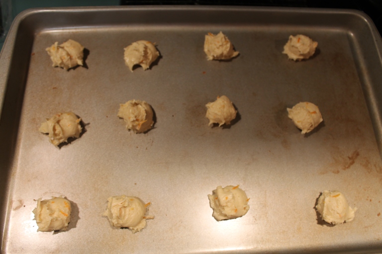 baking sheet with raw cookies
